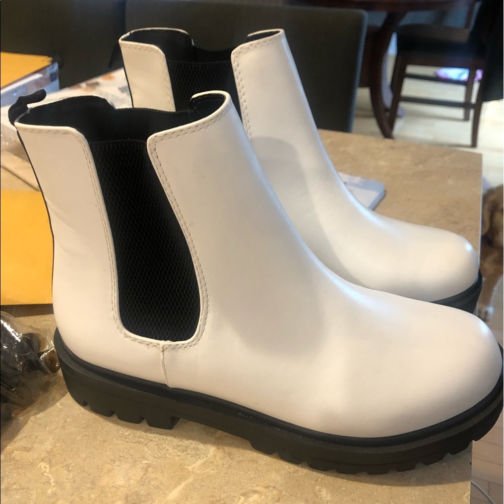 Women’s boots brand new